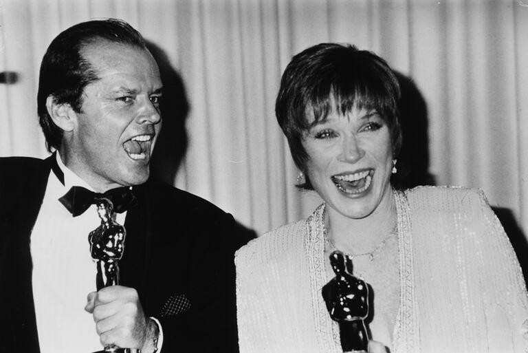 Shirley, Oscar en mano, junto a Jack Nicholson, su coprotagonista en La fuerza del cariño: 