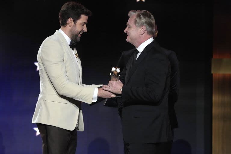 John Krasinski dándole el premio a Mejor director a Christopher Nolan por Oppenheimer