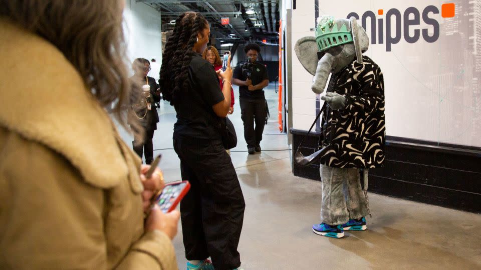 Ellie shows off her style at Game 1 of the WNBA semifinals. - Laura Oliverio/CNN