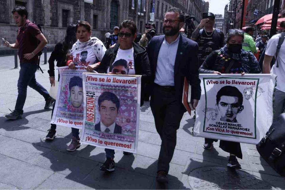 caso ayotzinapa reunion amlo sheinbaum