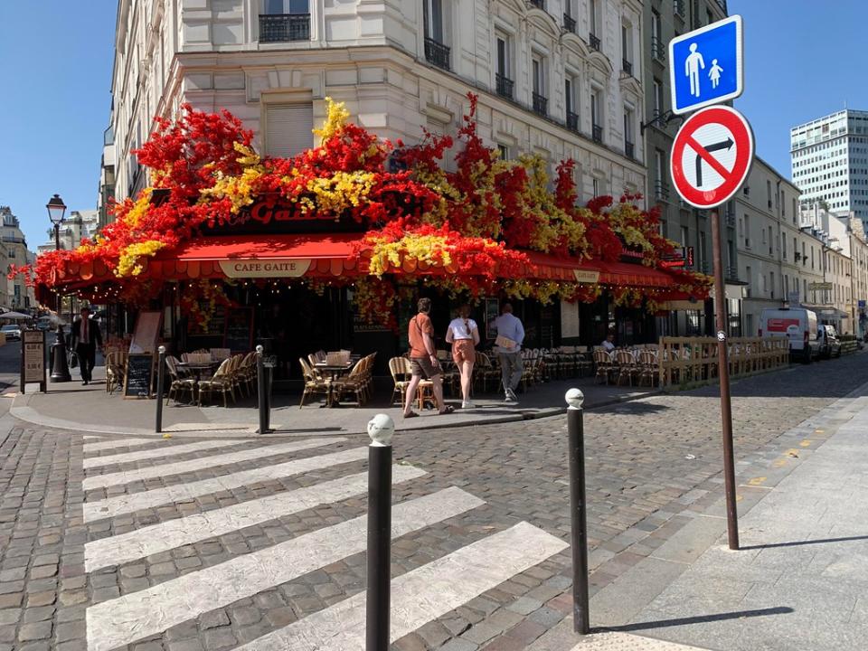 法國天氣乾爽，就算艷陽普照，有遮陰的地方還是十分涼爽，巴黎的露天咖啡座為民眾避暑的好去處。攝影：趙偉婷