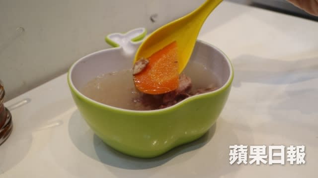 每天熬煮的豬骨湯，隨餐送上。