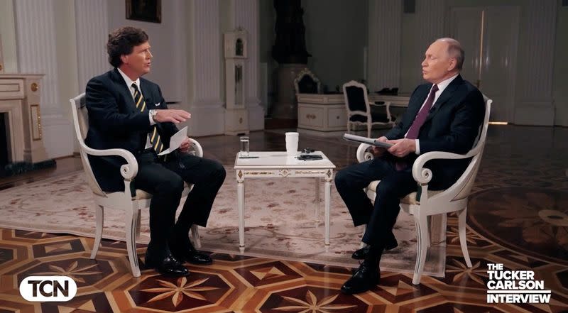 El presidente ruso, Vladímir Putin, habla durante una entrevista con el presentador de televisión estadounidense Tucker Carlson en Moscú, Rusia, el 6 de febrero de 2024, en esta imagen fija tomada de un vídeo