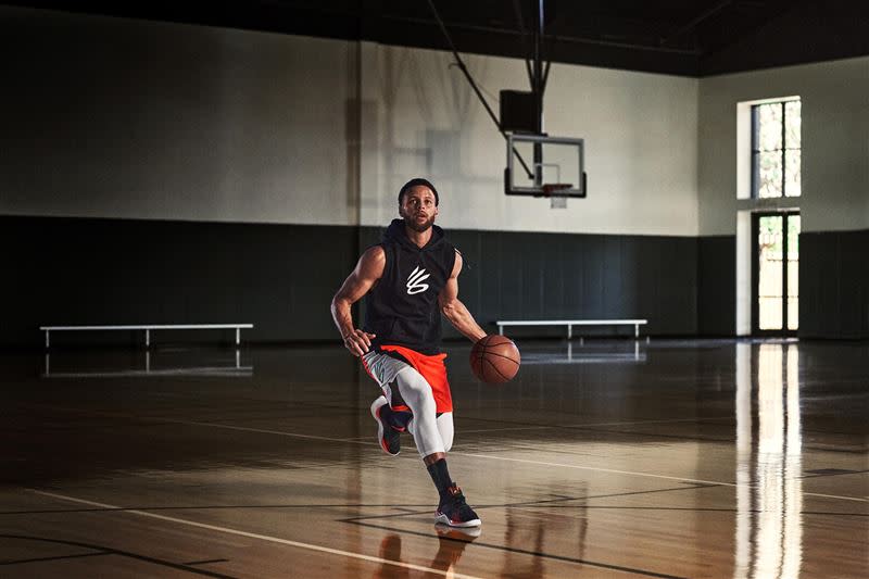 UNDER ARMOUR與CURRY BRAND推出第10代簽名籃球鞋「Curry Flow 10」，打造系列復刻配色。（圖／品牌提供）