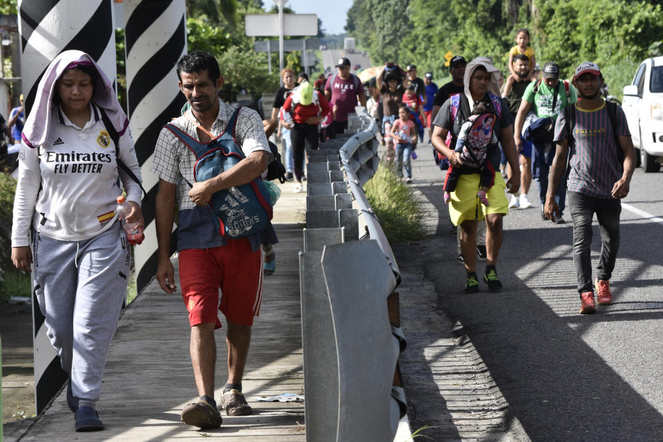 Migrantes caminan por la carretera que atraviesa Suchiate, estado de Chiapas, en el sur de México, el domingo 21 de julio de 2024, al empreder su viaje hacia la frontera con Estados Unidos. (Foto AP/Edgar H. Clemente)