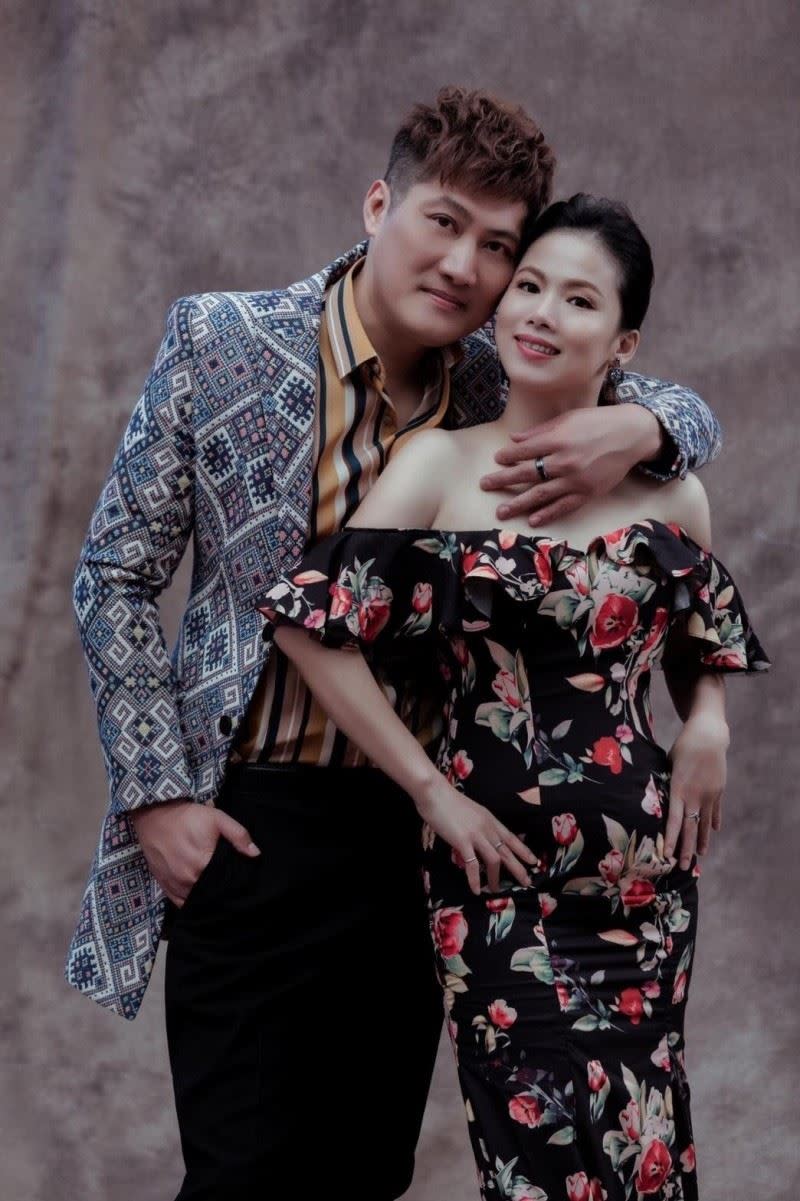 芒果歌王楊哲和老婆結婚後育有二子。（圖／豪記唱片提供）