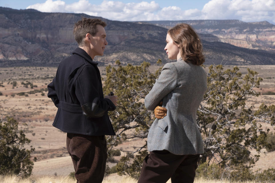 Cillian Murphy como J. Robert Oppenheimer, izquierda, y Emily Blunt como Kitty Oppenheimer en una escena de "Oppenheimer" en una imagen proporcionada por Universal Pictures. (Universal Pictures vía AP)