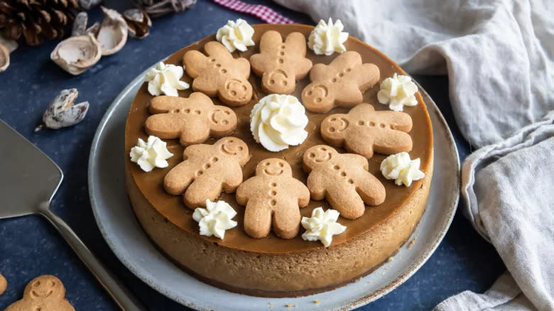 Gingerbread cheesecake with topping