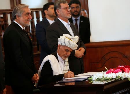 Afghan President Ashraf Ghani, signs a peace agreement with Hizb-i-Islami, led by Gulbuddin Hekmatyar, in Kabul, Afghanistan September 29, 2016. REUTERS/Omar Sobhani