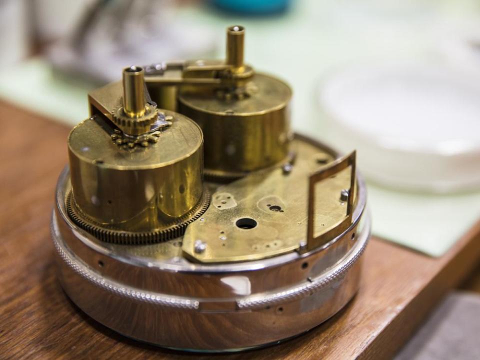 正在維修中的古董航海天文台時計。這類古董鐘錶的零件早已不可尋，就算勉強送回原廠維修保養（如果那品牌還在的話），開出來的費用也會是天價。