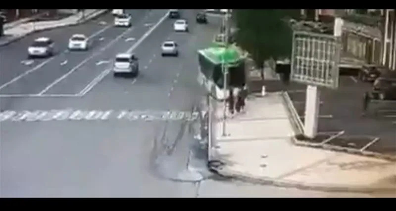 6人站在人行道等紅綠燈，竟遭公車高速衝撞無辜慘死。(圖／翻攝自推特)