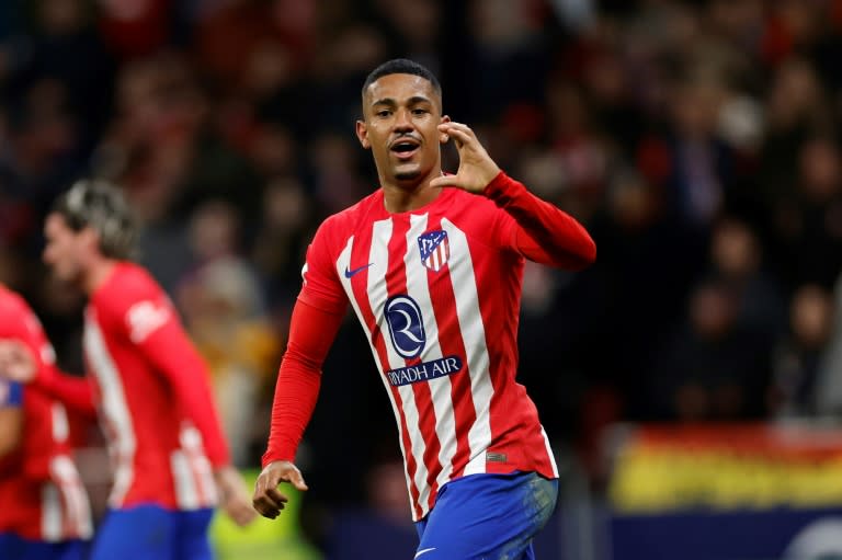 El extremo brasileño del Atlético de Madrid Samuel Lino celebra el tercer gol de su equipo contra el Athletic de Bilbao en el partido de Liga en el Metropolitano el 27 de abril de 2024. (OSCAR DEL POZO)