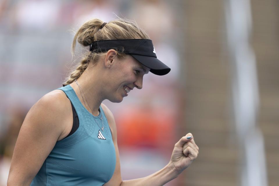 Caroline Wozniacki de Dinamarca reacciona durante su juego ante la australiana Kimberly Birrell, en el Abierto Femenino de Montreal. Martes 8 de agosto de 2023. (Christinne Muschi/The Canadian Press via AP)