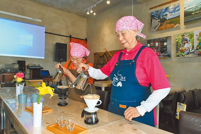 在高雄市旗山區圓富社區有兩家老咖啡館，服務生都是七、八十歲的長者，手沖咖啡有模有樣，繞水柱又穩又平均，提供客人高品質的味覺享受。（林瑞益攝）