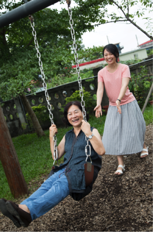 今年66歲的張純淑（左）的創新行動不是革命，是無法對於內心召喚的妥協。第一屆學生李庭怡（右）也回到華德福當老師。曾千倚攝