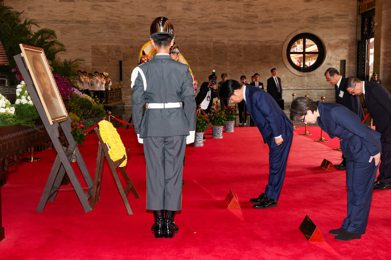 賴總統、蕭副總統赴忠烈祠致祭（2） 「中華民國第16任總統、副總統向國父暨忠烈殉職人 員致祭」21日上午在台北市圓山國民革命忠烈祠舉 行，總統賴清德（前右2）親臨主祭，率副總統蕭美 琴（前右）等陪祭人員行三鞠躬禮。 中央社記者鄭清元攝　113年5月21日 