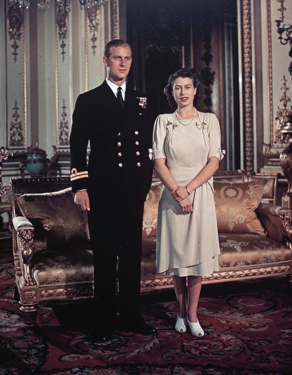 ARCHIVO – La princesa Isabel de Gran Bretaña con un vestido claro con mangas sobre el codo y unas sandalias de tacón con la punta recortada con el teniente Felipe Mountbatten en Londres en septiembre de 1947. (Foto AP, archivo)