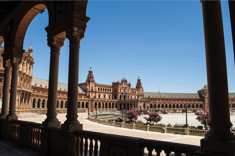 Vista panora´mica de la Plaza de Espan~a desde las galeri´as del edificio principal, proyectado por el reconocido arquitecto Ani´bal Gonza´lez.