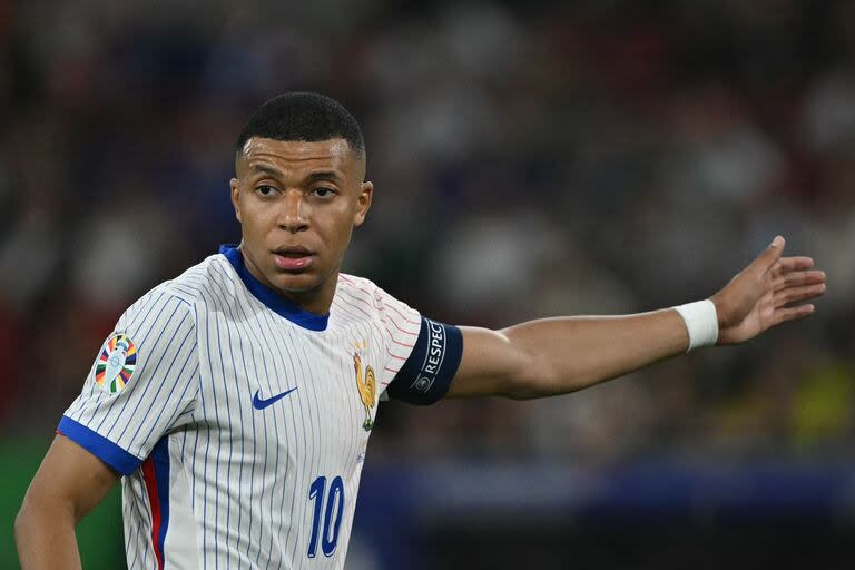 Kylian Mbappé regresará al once titular de Francia para el duelo ante Polonia; usará una máscara de protección para su nariz