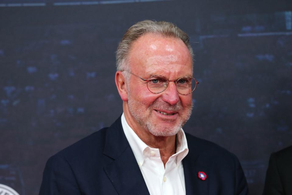 Bei "BildTV" äußerte sich mit Karl-Heinz Rummenigge auch der ausgeschiedene Vorstandvorsitzende der Münchner. Kimmich habe in vielen Dingen eine Vorbildfunktion. Es wäre zwar besser, er wäre geimpft, aber "was Joshua macht, ist sehr verantwortungsvoll". So werde der Bayernstar jeden zweiten Tag getestet. (Bild: Gisela Schober / Getty Images)