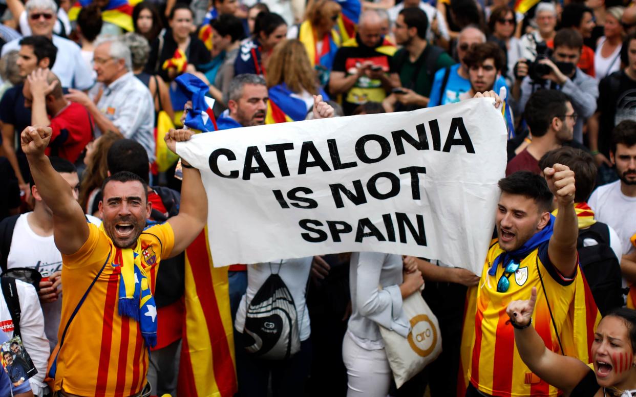 People react as they celebrate the unilateral declaration of independence of Catalonia outside the Catalan Parliament - Emilio Morenatti