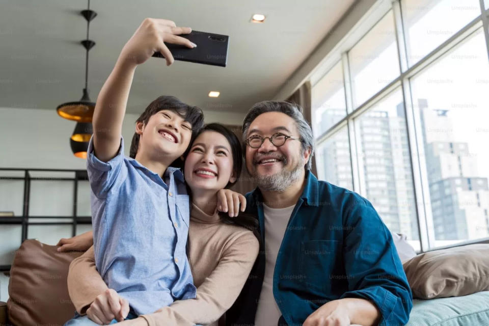 be@safra - family taking a selfie