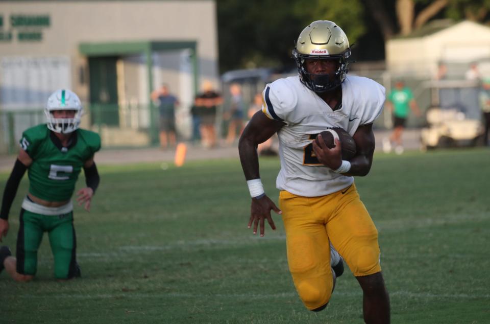 St. Thomas Aquinas running back Jordan Lyle carries the ball against Fort Myers on Sept. 2, 2022.