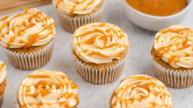 caramel drizzled banoffee cupcakes