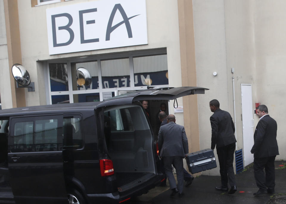 Two men carry suitcases containing the flight recorders from the Ethiopian jet, into the French air accident investigation authority, March 14, 2019 Le Bourget, north of Paris. (Photo: Christophe Ena/AP)