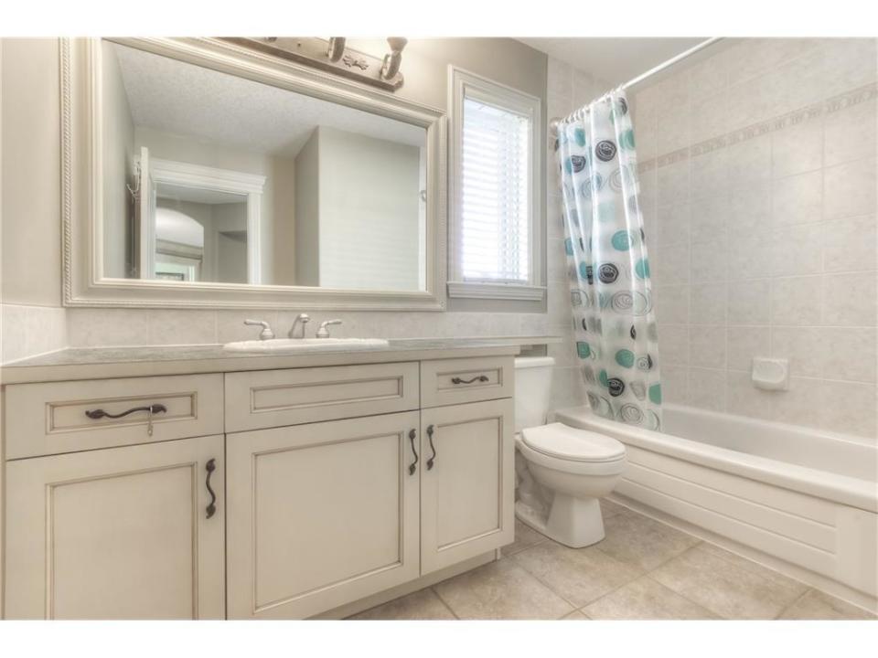 <p><span>299 Rocky Ridge Drive Northwest, Calgary, Alta.</span><br> Here’s one of three-and-a-half bathrooms.<br> (Photo: Zoocasa) </p>