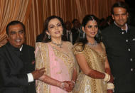 <p>El empresario indio Mukesh Ambani (a la izquierda en la foto con su mujer, su hija y su yerno) es el patriarca de esta familia, dueña de Reliance Industries, un conglomerado que posee el mayor complejo de refinación de petróleo del mundo. Su fortuna es de 37.800 millones de euros. (Foto: Francis Mascarenhas / Reuters). </p>