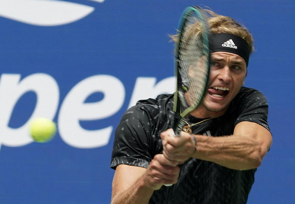 El alemán Alexander Zverev regresa un tiro al estadounidense Sam Querrey durante el partido de primera ronda del Abierto de Estados Unidos, el martes 31 de agosto de 2021, en Nueva York. (AP Foto/John Minchillo)