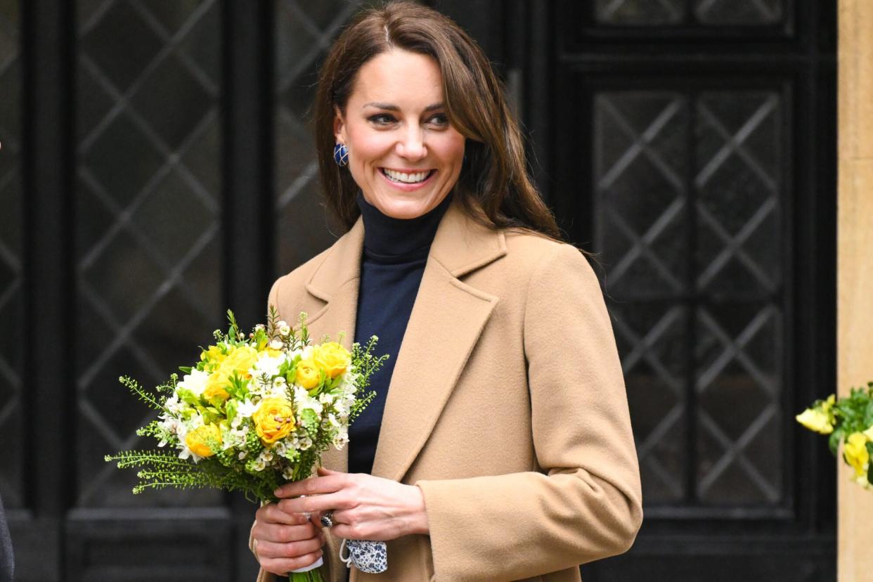 Kate Middleton holding flowers visiting the Oxford House Nursing Home on February 21, 2023