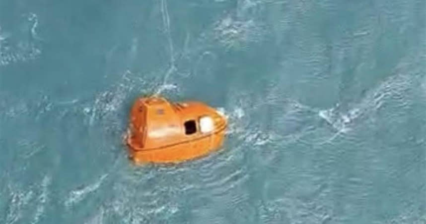 空勤總隊上午分別在馬公機場「東南」23.5及21浬各發現一艘救生艇，救生艇裏面沒有人。（圖／翻攝空勤總隊搜救影片）