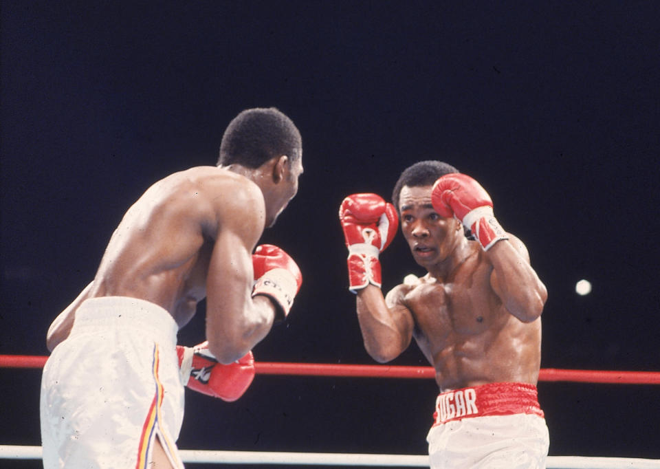 La pelea por el título de peso welter del sábado entre los campeones invictos Errol Spence Jr. y Terence Crawford a menudo se ha comparado con el clásico de 1981 entre Thomas Hearns (izquierda) y Sugar Ray Leonard (derecha).  (La Prensa Asociada)