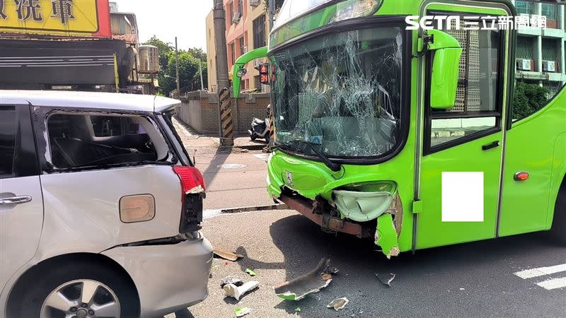 統聯客運在台中民權路追撞前車，造成4車連環撞，1名89歲李姓男子受傷送醫。（圖／翻攝畫面）