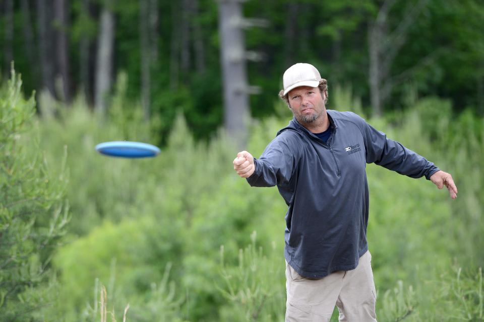 Ryan Pickens throws a practice putt before the start of a disc golf tournament in 2016.