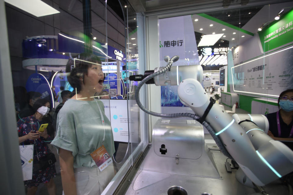上海便出現了「機器人核酸」