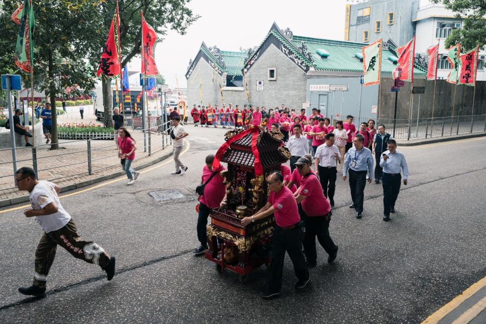 譚公誕2024｜全港最長328米夜光巨龍！5.11晚筲箕灣登場 國際舞獅比賽＋飄色巡遊 一覽維港遊船票換領方法