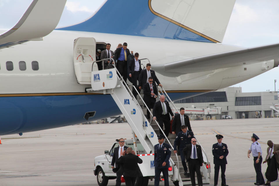  El resto de los pasajeros, que pueden ser hasta 70, suben y salen del avión por la puerta trasera. Esta operación se hace antes que el mandatario. Barack Obama es el último en subir y salir del Air Force One. 