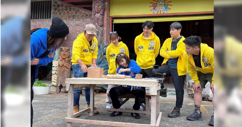 峮峮（前排中）還沒開始計時就先把陶土剝開，讓王仁甫（後排左一）出言檢舉。（圖／中視）