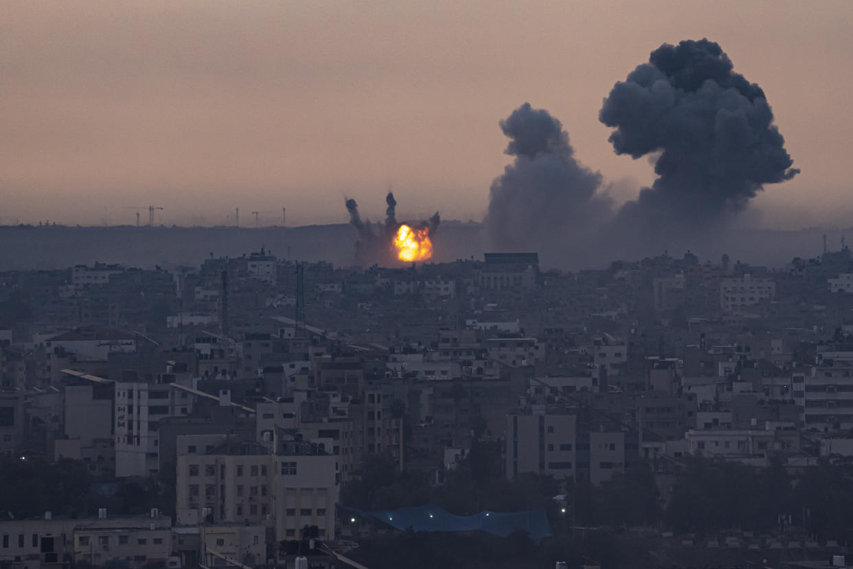 Une attaque aérienne israélienne dans la bande de Gaza lundi 9 octobre 2023, en réponse à l'offensive palestinienne du 7 octobre.(AP Photo/Fatima Shbair)