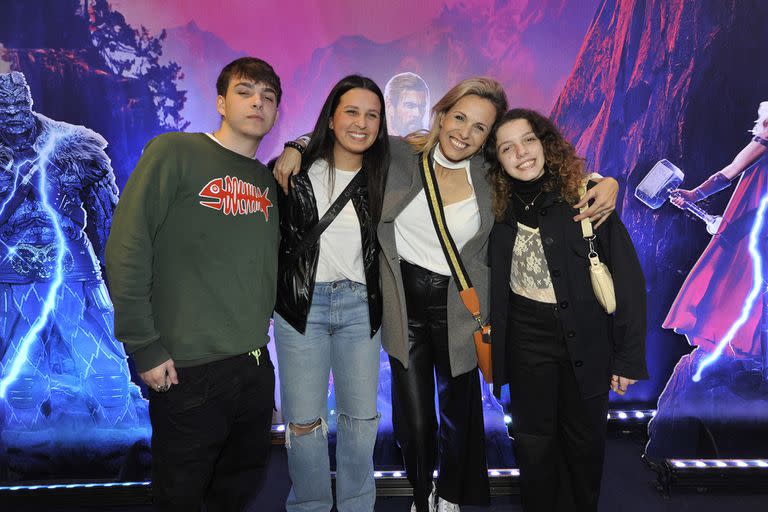 Denise Dumas junto a Isabella, Francesa y Santino, tres de sus hijos