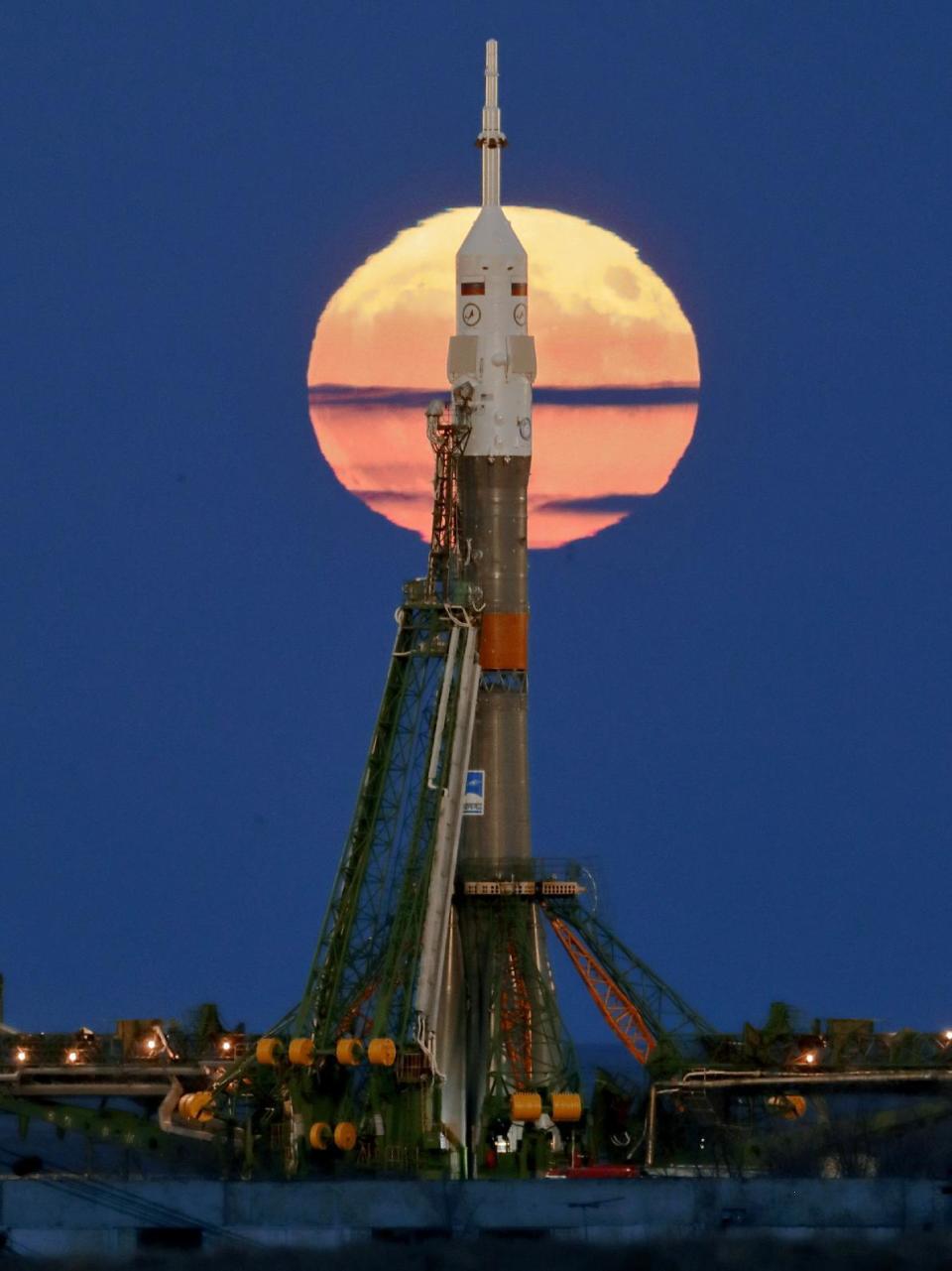 El asteroide de la Tierra detrás del cohete Soyuz MS-03 en su plataforma de lanzamiento rusa en Kazakhstan, este lunes 14. (AFP)