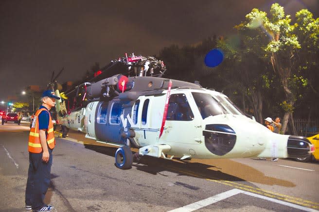 空勤總隊6架黑鷹直升機8日運抵高雄港後，在街頭上演「封街拖機秀」，吸引軍事迷朝聖。（柯宗緯攝）