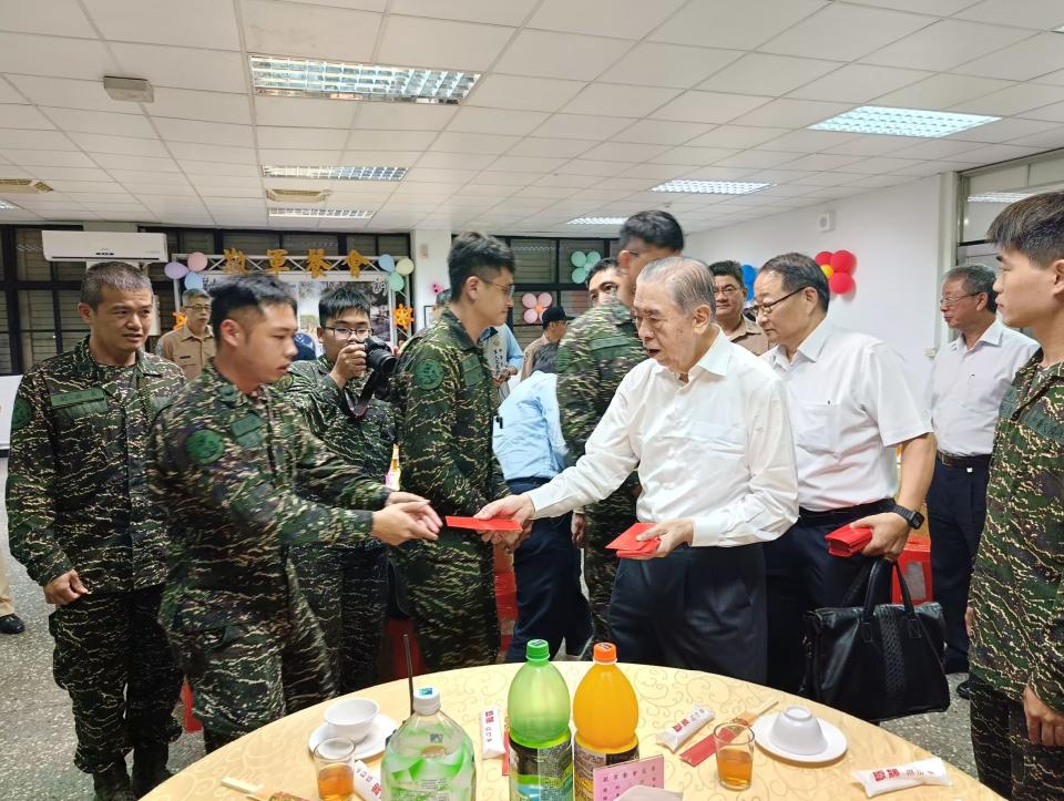 軍友社榮譽理事長李棟樑以辦桌方式慰問偏遠駐軍，感謝官兵保衛家園。王烱華攝