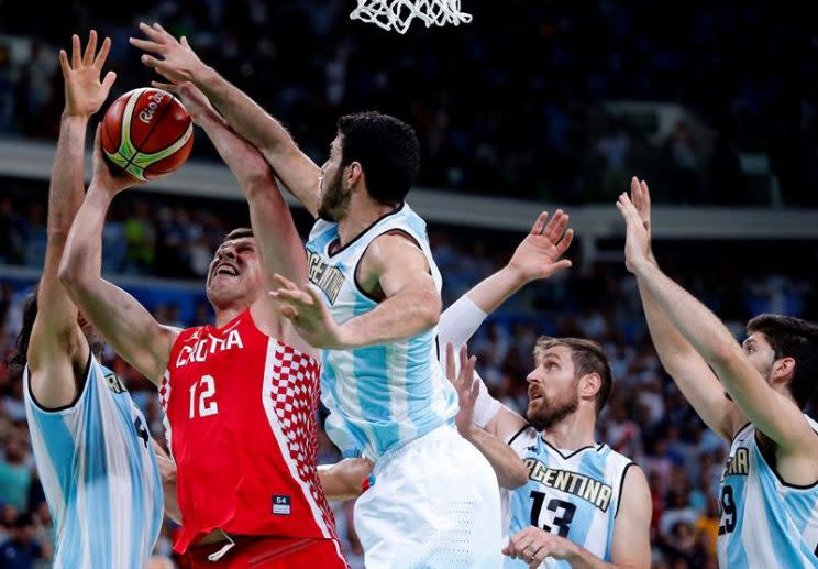 Argentina got ahead of Croatia with a huge third-quarter run and managed to hold on. (EFE/JORGE ZAPATA)