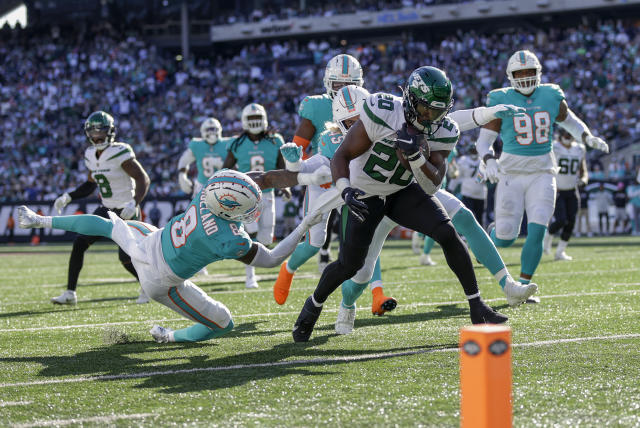 New York Jets running back Breece Hall (20) rushes against Miami Dolphins  during the first half of an NFL football game on Sunday, Oct. 9, 2022, in  East Rutherford, N.J. (AP Photo/Noah