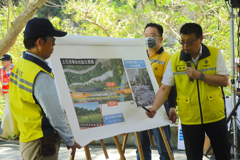 台鐵列車撞土石流事故  杜微說明 行政院長卓榮泰22日到花蓮視察震災復原狀況，台鐵 公司董事長杜微（右）說明台鐵229次列車21日撞土 石流事故與最新進度。 中央社記者張祈攝  113年6月22日 