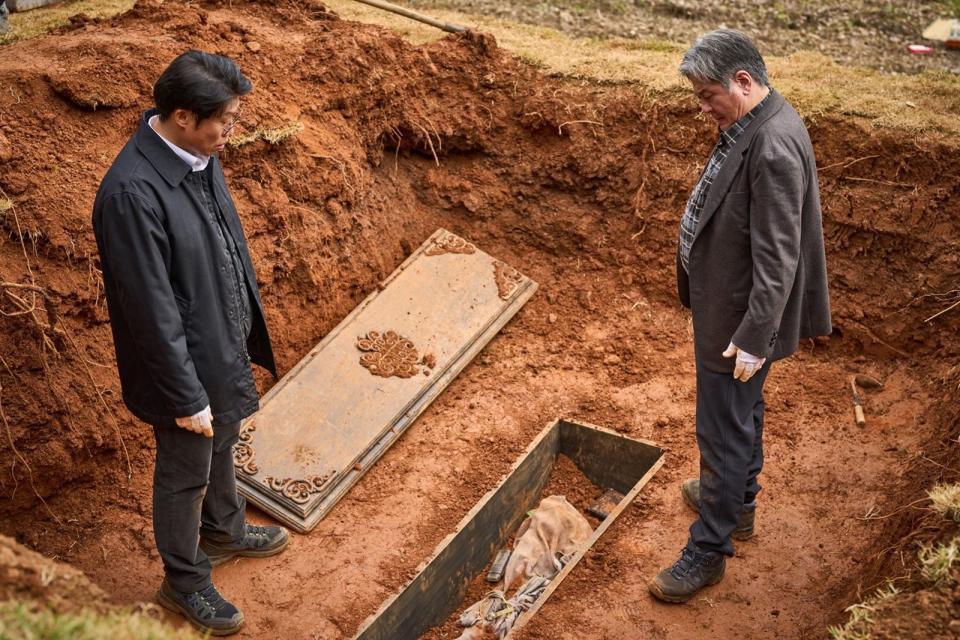 崔岷植和柳海真在《破墓》飾演長期合作的搭檔，默契十足。（車庫娛樂提供）